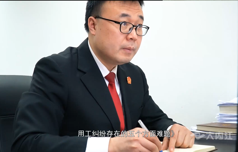 282377_1613641015232249.png 法官4_副本.png