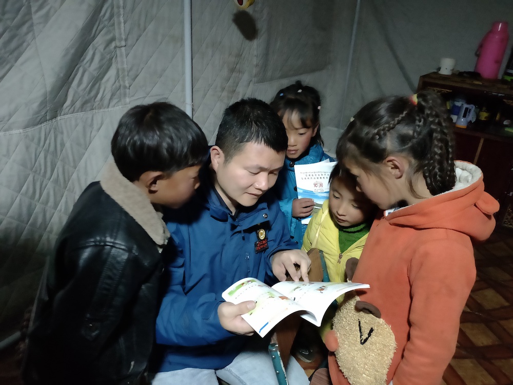 2020年3月，王潇向扎马村远牧点牧民群众孩子们讲述包虫病防治知识。.jpg