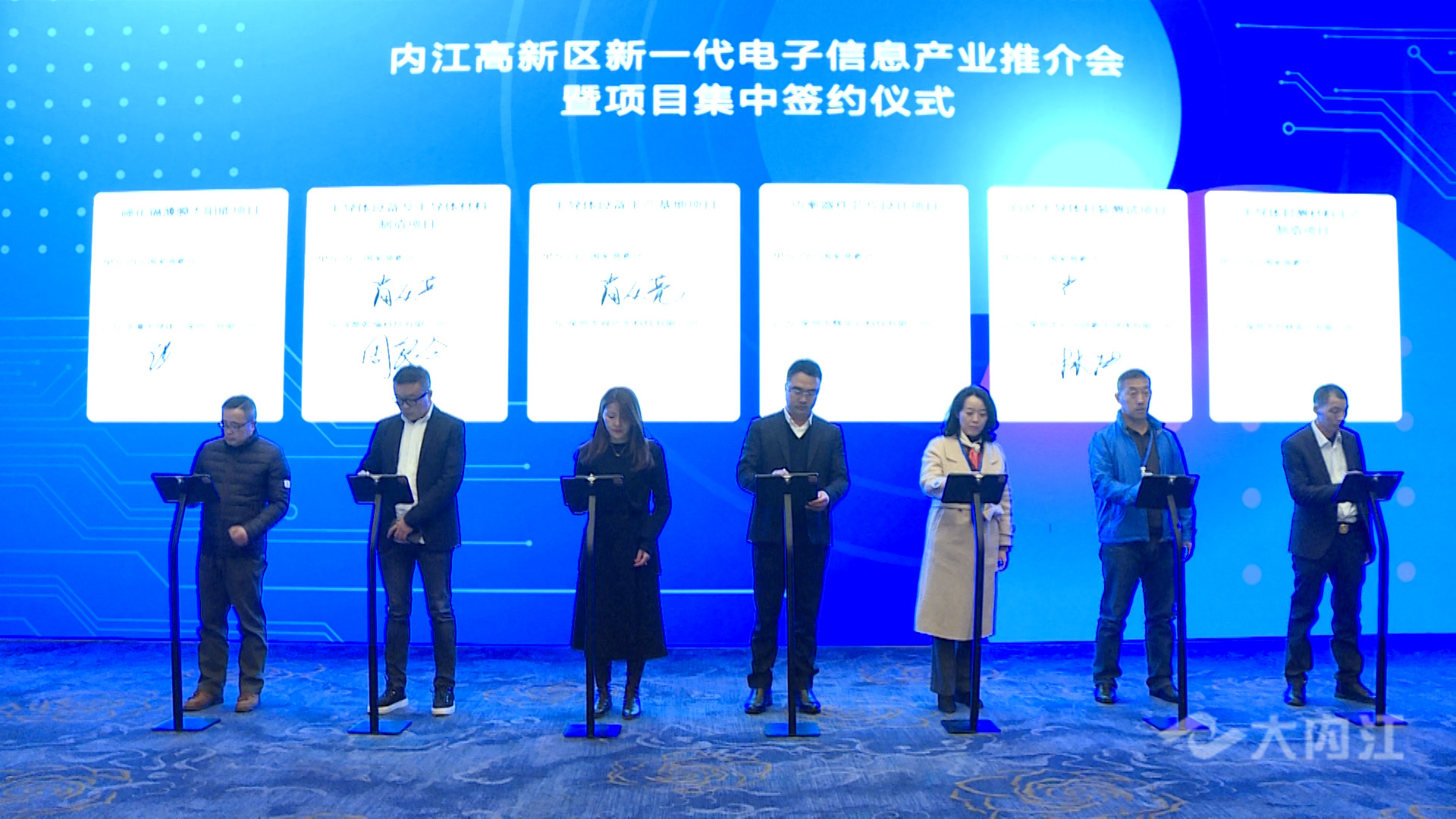 286258_1641464165247508.jpg C.00_00_44_05.Still103.jpg