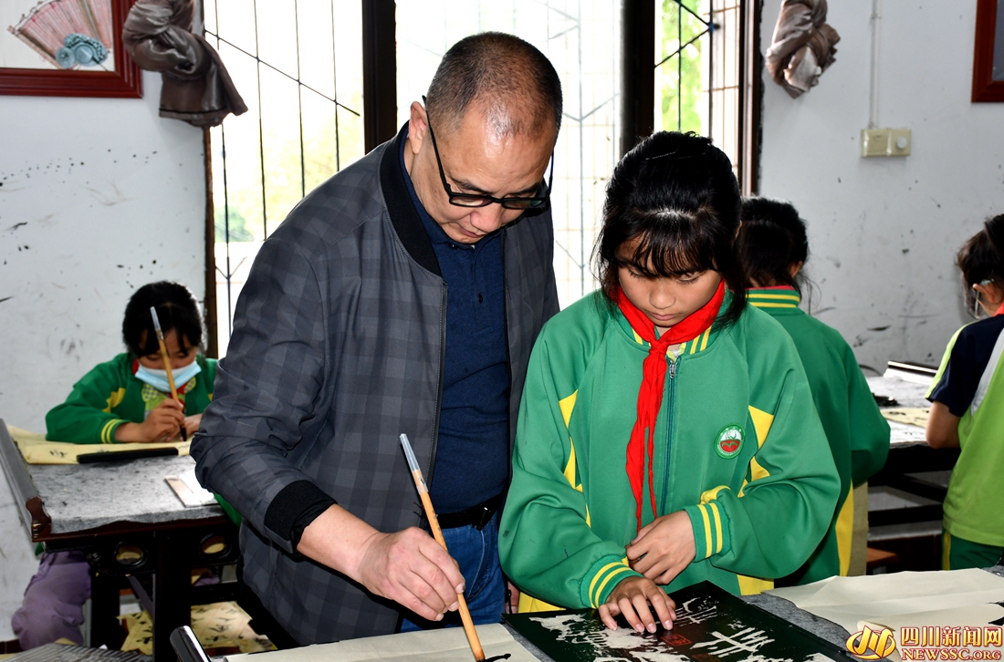 三凤镇学校教师唐曙光教授学生书法.jpg