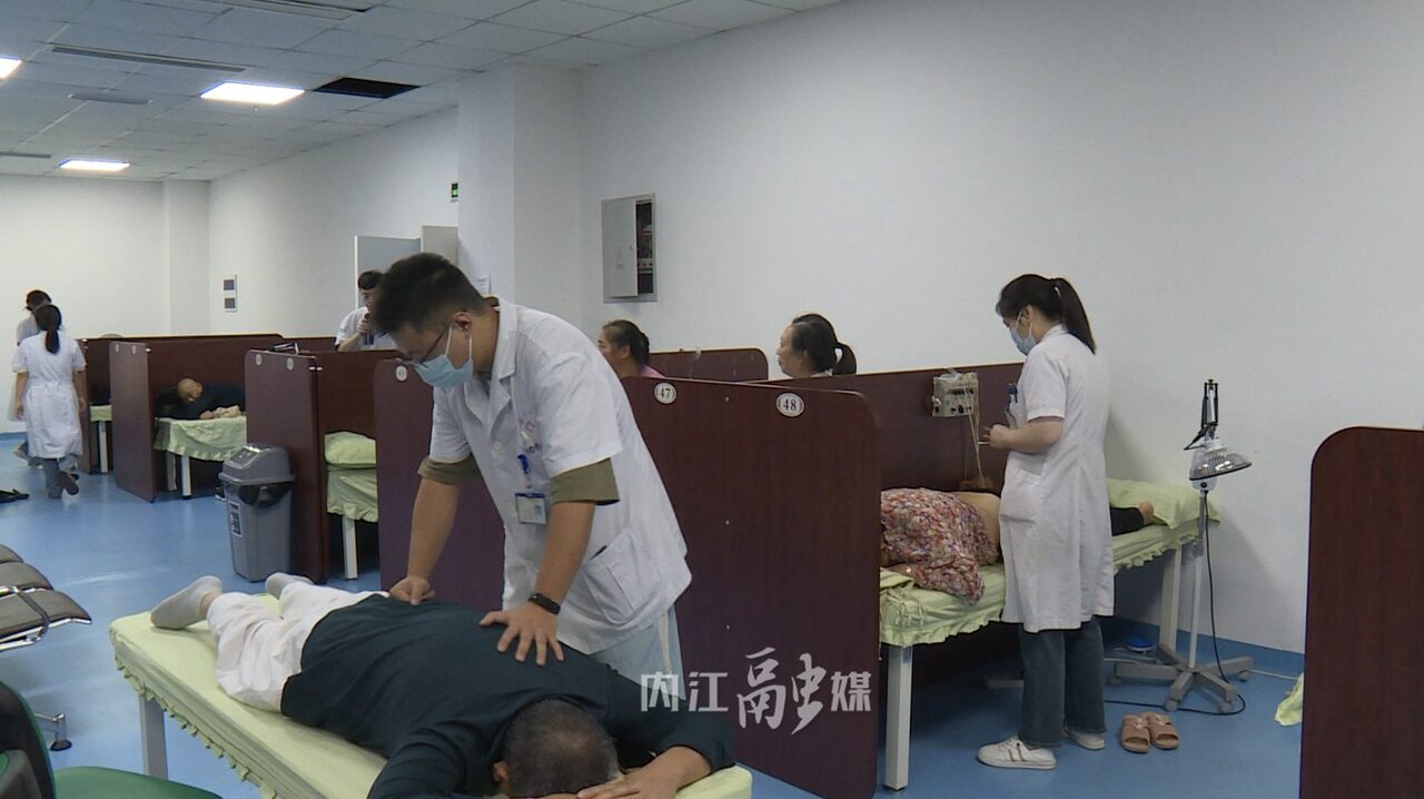 节日期间,欢乐的氛围洋溢在城市各处,在内江市中医医院内,医护人员们